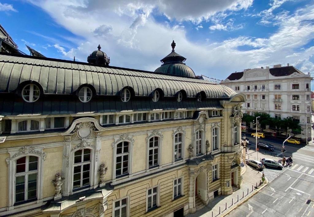 Luxury Paris Style In Heart Of Apartment Budapest